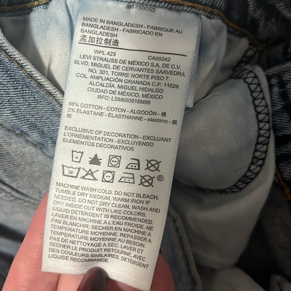 Denizen from Levi’s Women’s Mom Jean Very Distressed Size 7 W28 Zipper fly - Picture 5 of 9